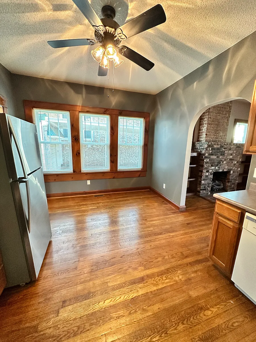 Building Photo - 923 E Hillcrest Dr #2