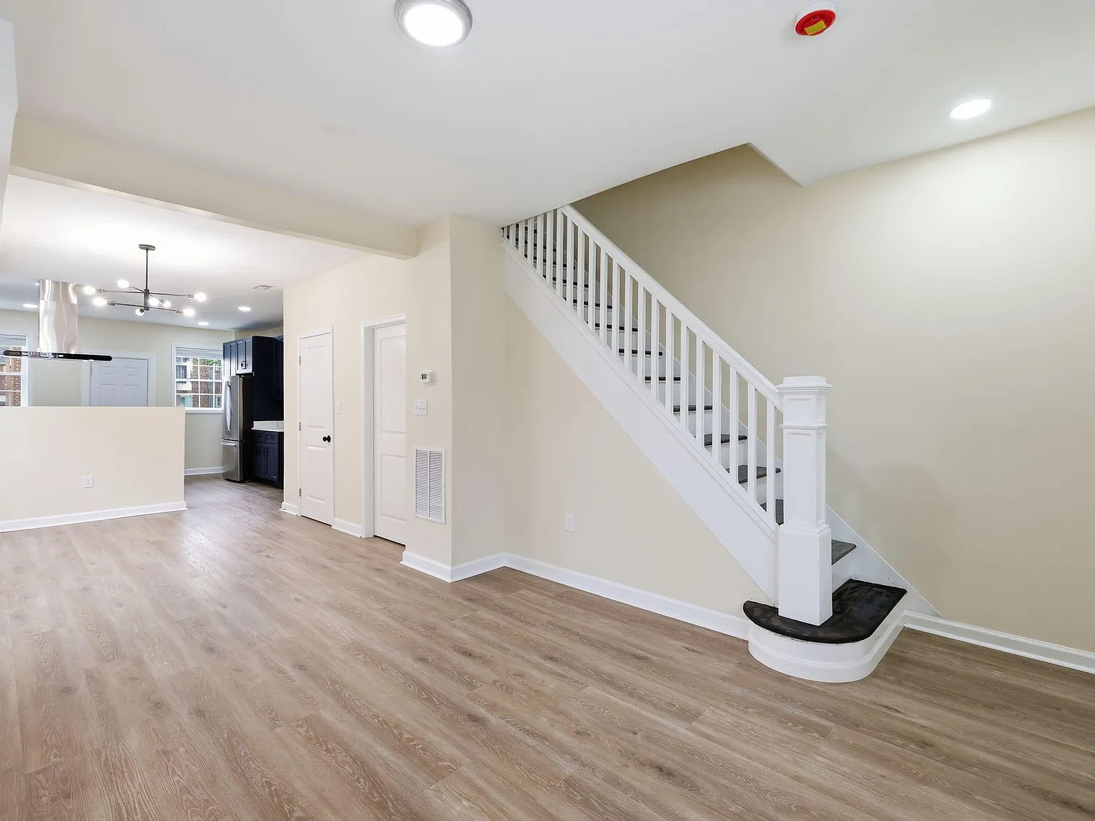 3 bed, 1.5 bath, 1350 sqft, $3,000 — Photo 4