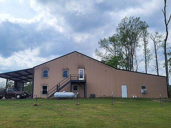 3rd image of 461 Southfork Rd