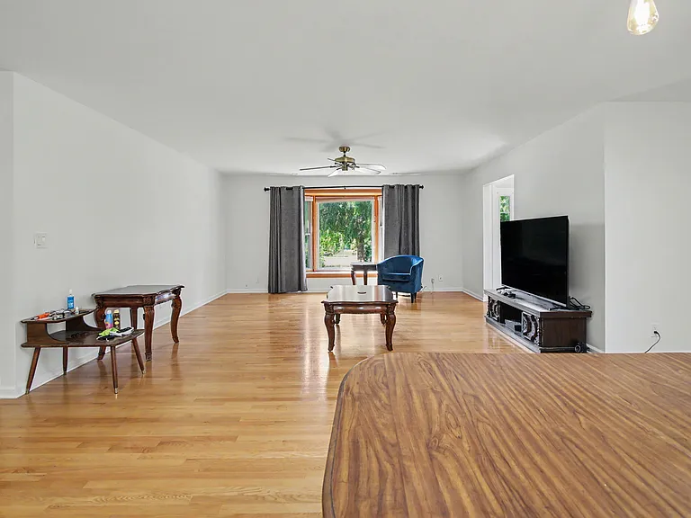 353 Hollywood Dr — Photo 4