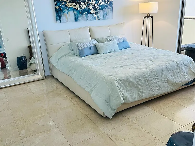 16275 Collins Ave — Photo 10