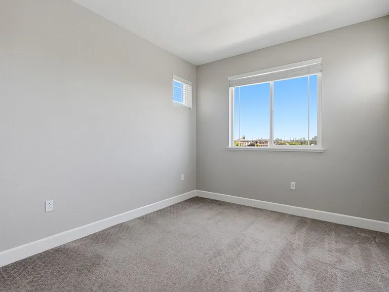453 Diamond Peak Ln — Photo 33