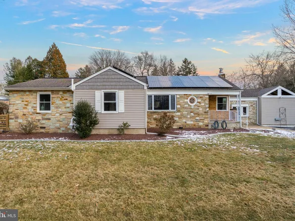 15 Perry Dr, Ewing, NJ 08628