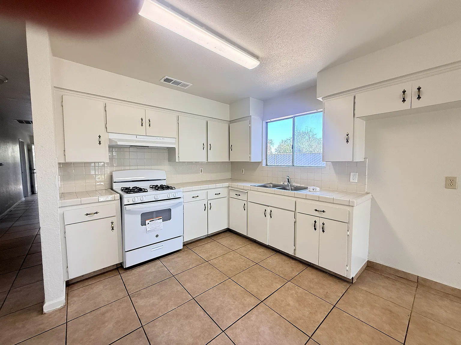 5 bed, 1392 sqft, $2,500 — Photo 3