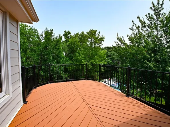 10910 W 109th St, Overland Park, KS 66210