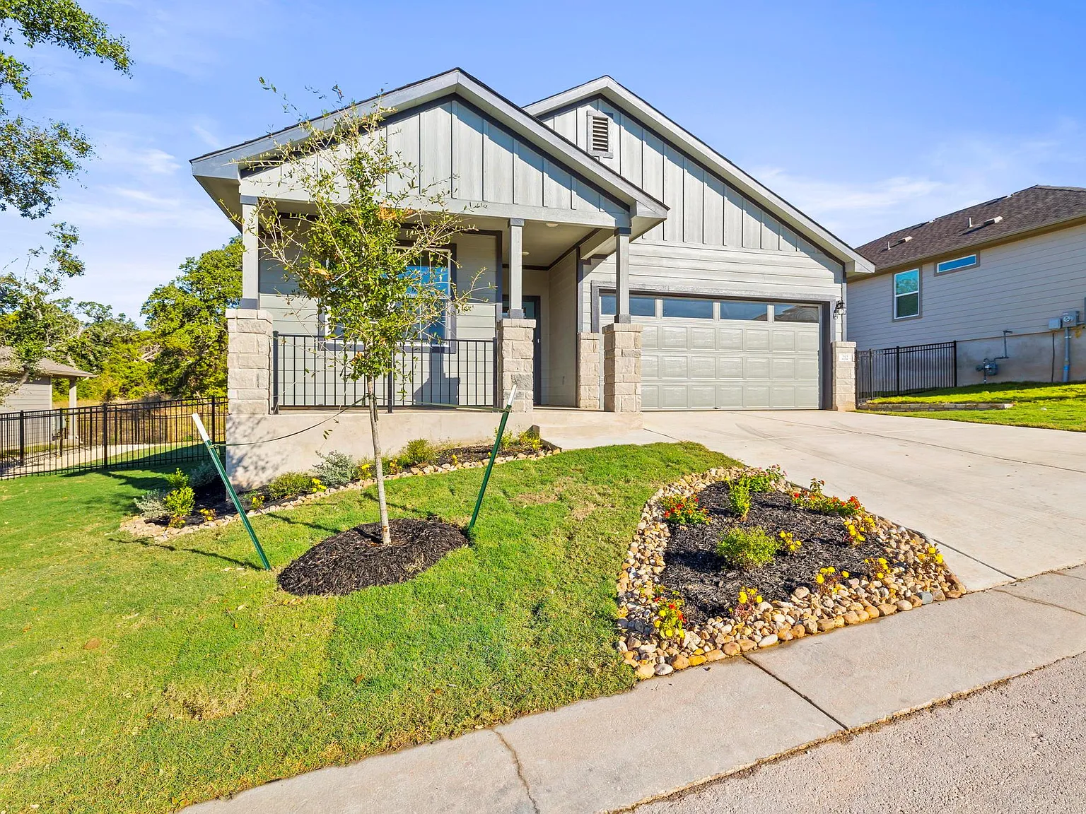 4 bed, 2.0 bath, 1903 sqft, $2,150 — Photo 3
