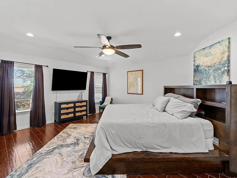 King-bed suite with a calm vibe and its own TV for cozy downtime.