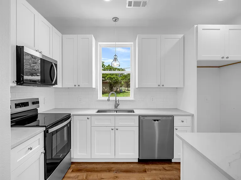 1701 Lakewood — Photo 4