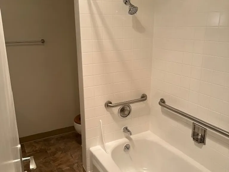 Four Seasons - 1 Bedroom Units available with amazing views by the water. Parking spots available! — Photo 13