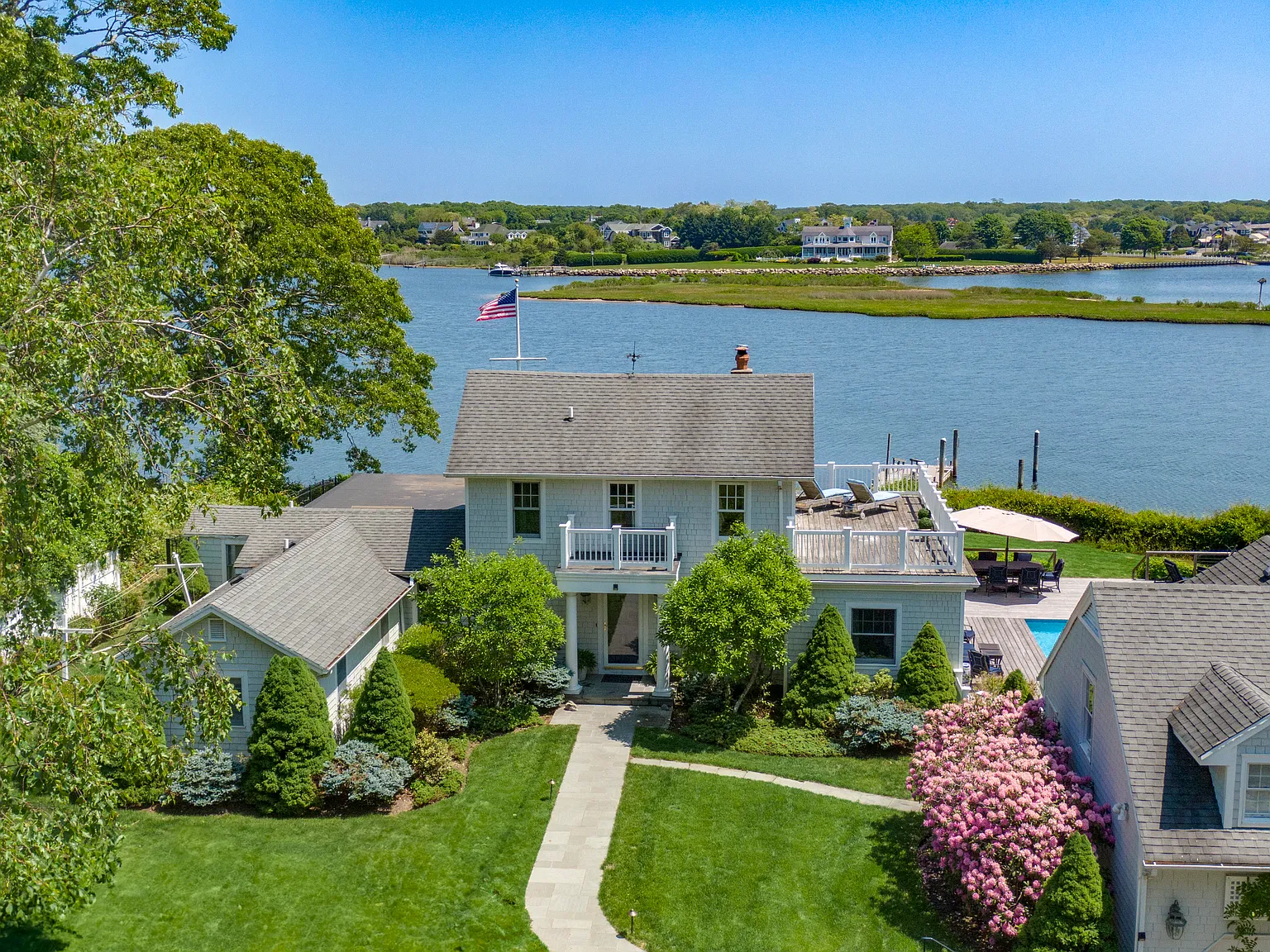 Bring your water toys to this lovely bay front rental! — Photo 2