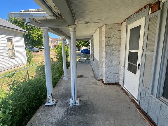 3rd image of 605 Emerson St