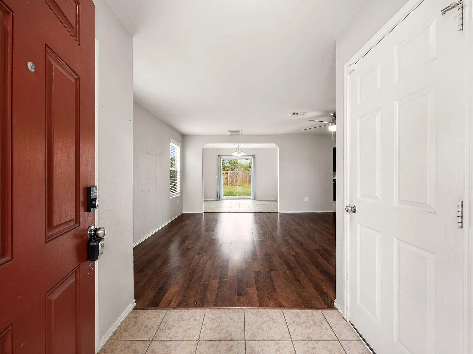 3 bed, 2.5 bath, 1920 sqft, $2,200 — Photo 3