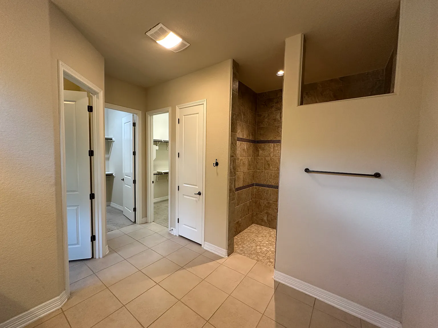 4 bed, 3.5 bath, 3503 sqft, $3,995 — Photo 4