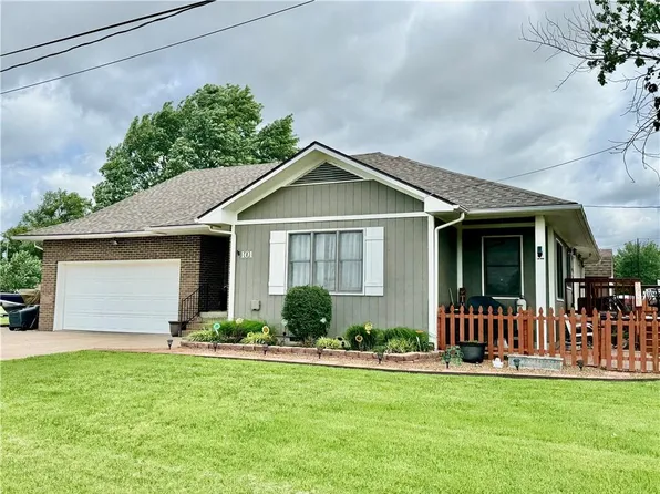 101 W 3rd St, Altamont, KS 67330