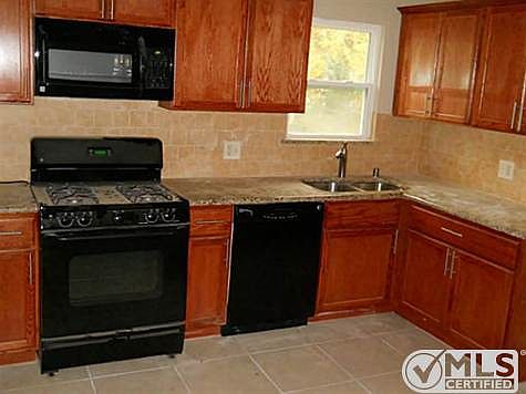 4th image of 1705 Glenwood Cir