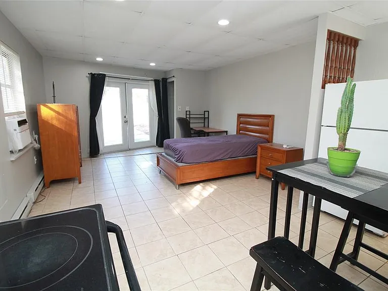 1079 W Magnolia St — Photo 2