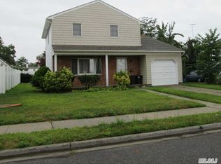 41 Deal Rd, Island Park, NY 11558