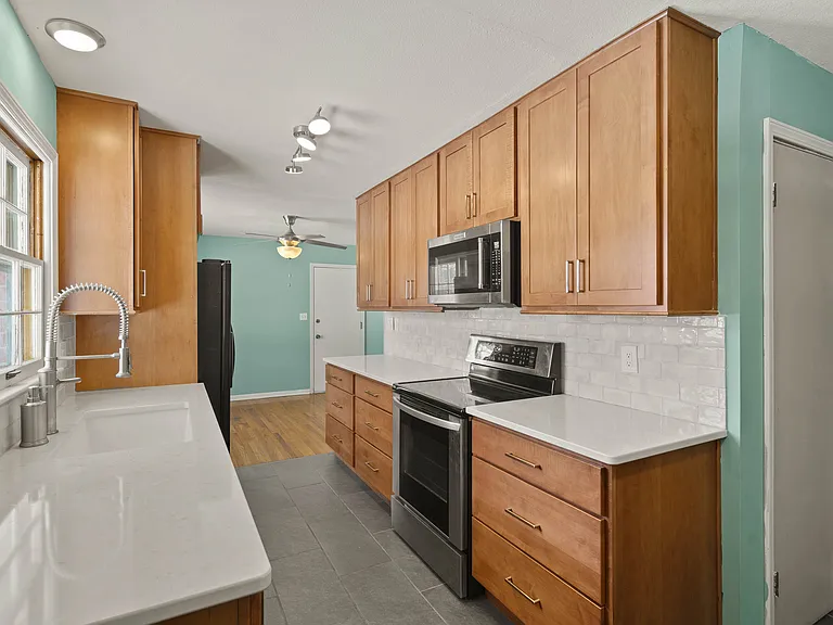 2218 Bluff Blvd — Photo 2
