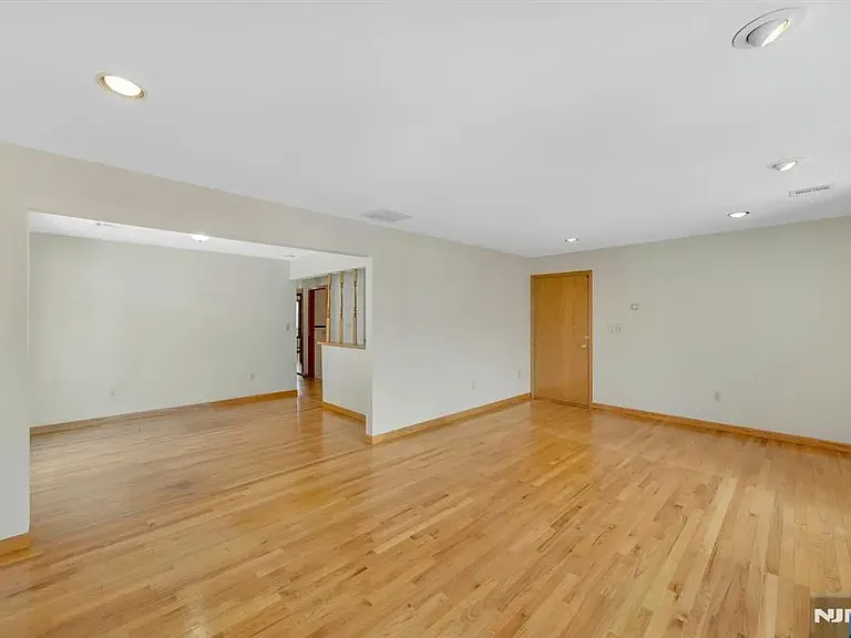 245 Wilson Ave — Photo 7