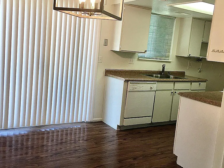 359 N 100 W #4 — Photo 2
