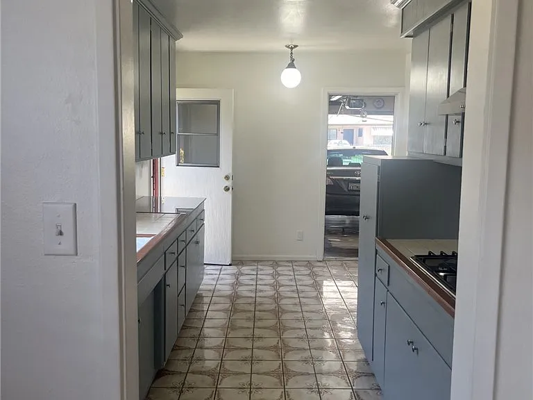 536 Sandsprings Dr — Photo 14
