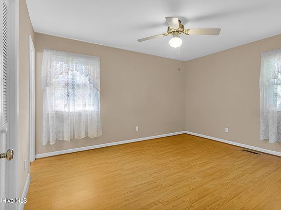 5th image of 609 Edgehill Road