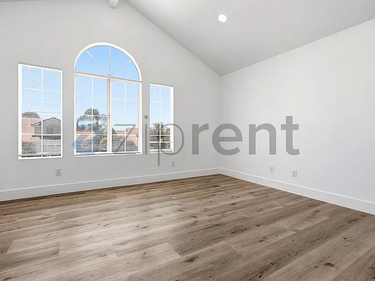 Bedroom 5 / Office