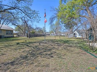 E Weinert St, Seguin, TX 78155