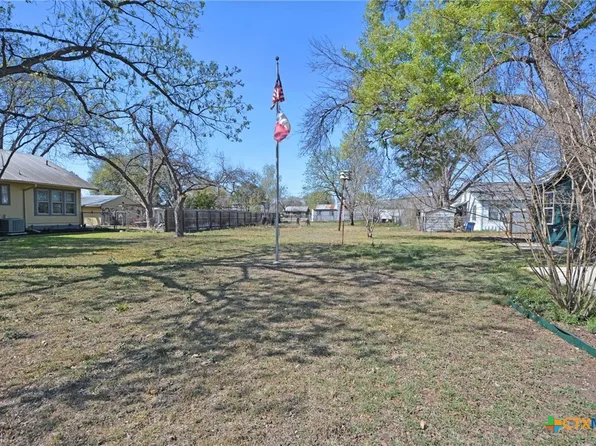 E Weinert St, Seguin, TX 78155