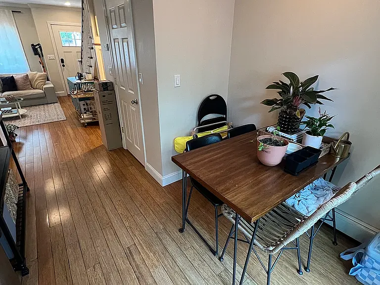 429 E 6th St — Photo 5