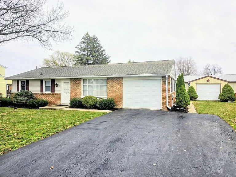 2 Colonial Ave — Photo 2