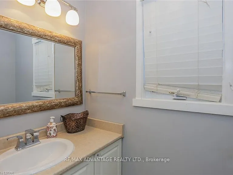 17 Sterling St #UPPER — Photo 4