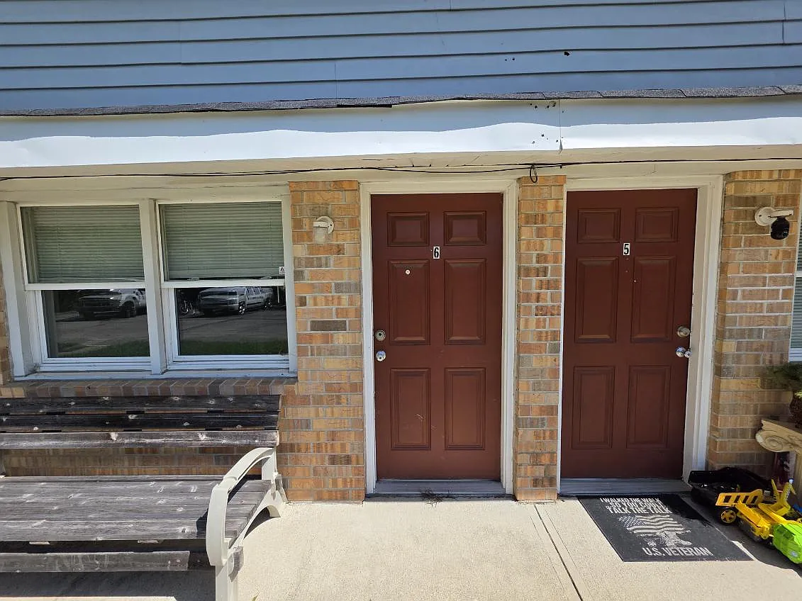 2 bed, 1.5 bath, 1100 sqft, $950 — Photo 1