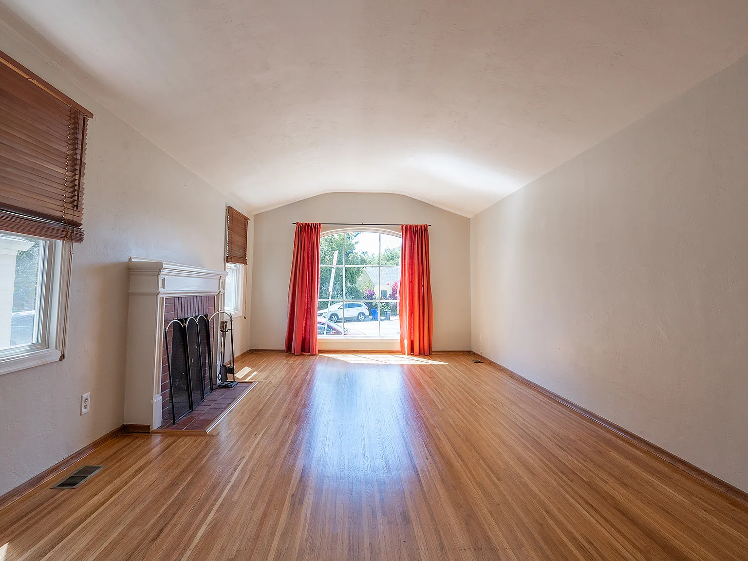 3 bed, 1310 sqft, $4,800 — Photo 2