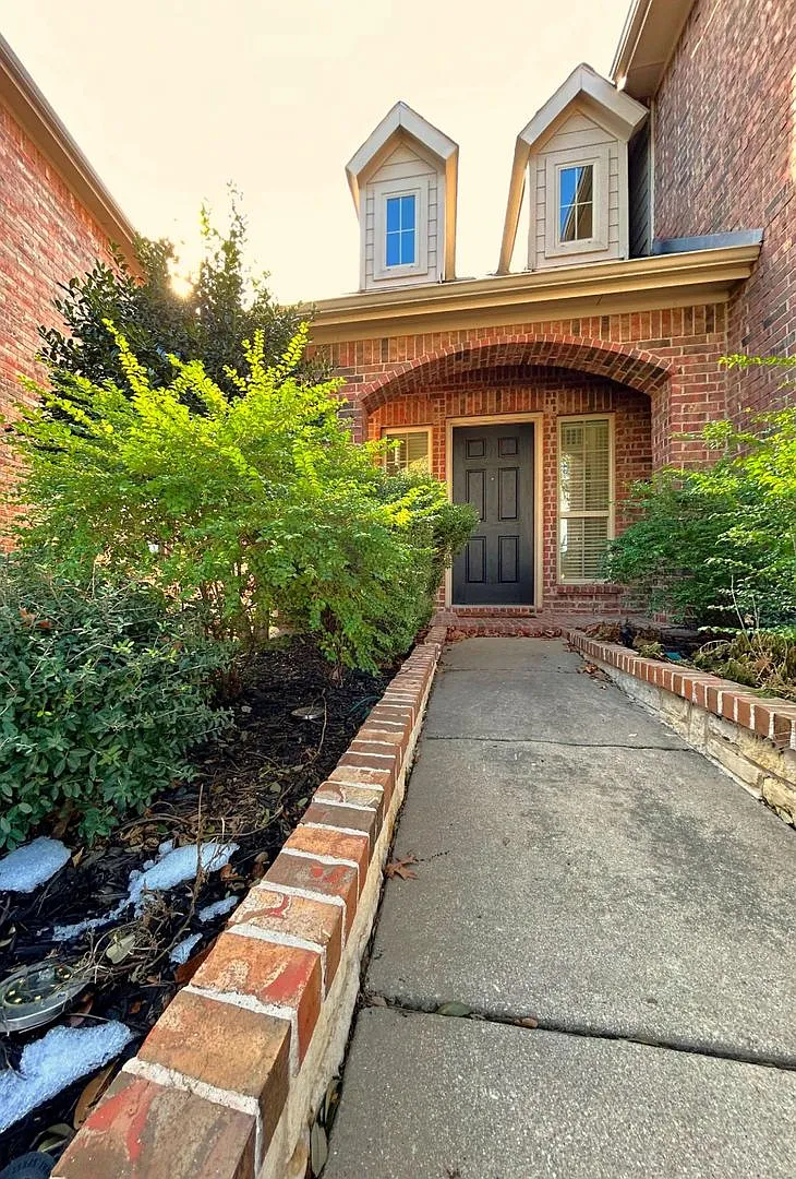 Inviting Two-Story In Highly Desired Frisco Isd! — Photo 2