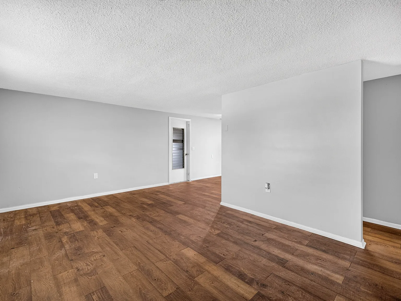 3 bed, 1035 sqft, $1,595 — Photo 2