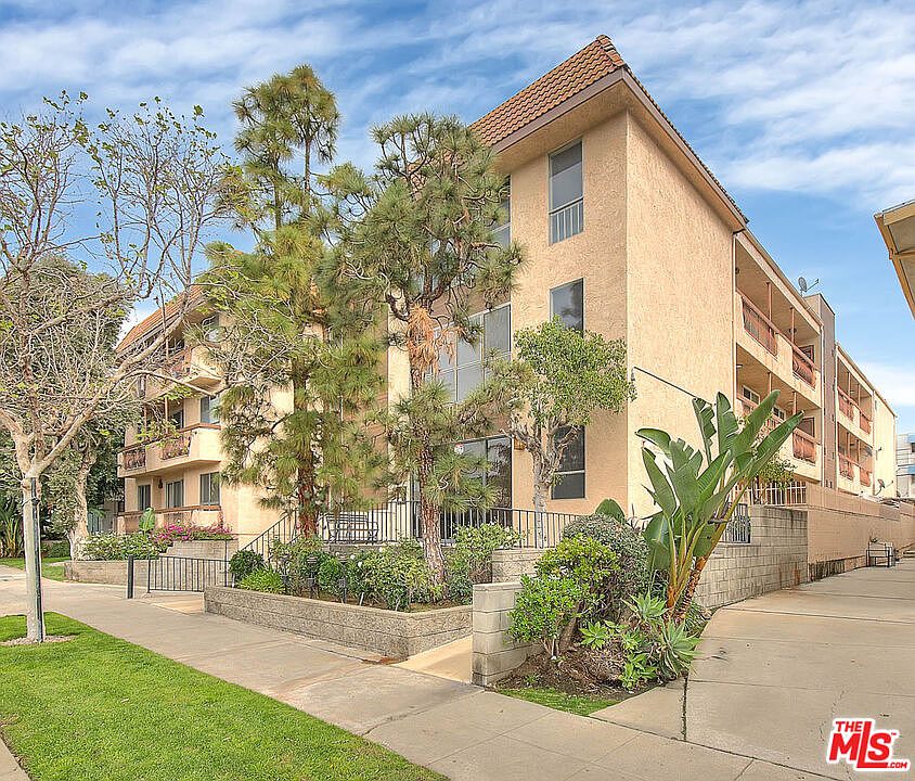 1st image of 104 S Hayworth Ave APT 104