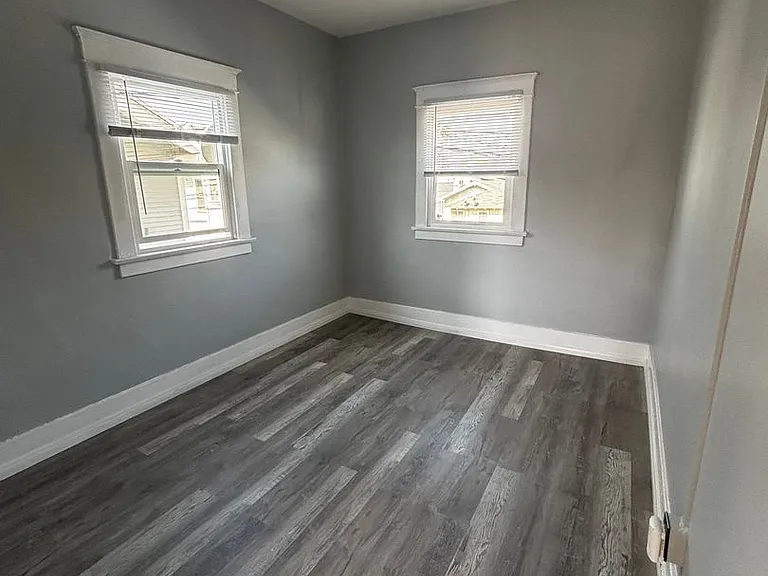 927 Magnolia Ave — Photo 2