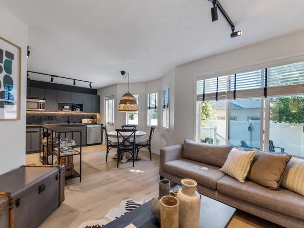 19 Everridge Vlg SW, Calgary, AB T2Y 4Y9