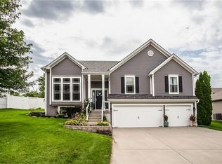 614 Coach Light Cir, Smithville, MO 64089