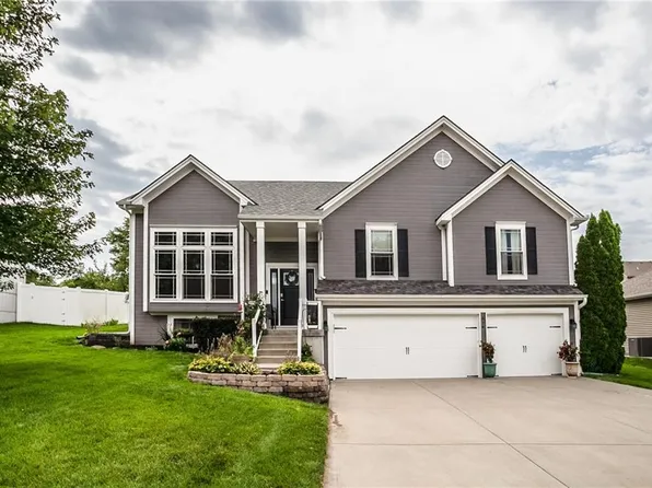 614 Coach Light Cir, Smithville, MO 64089