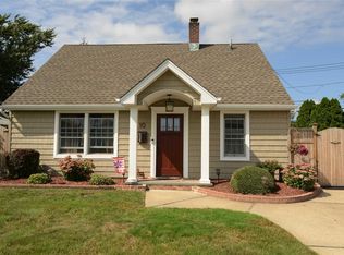10 Redwing Ln, Levittown, NY 11756