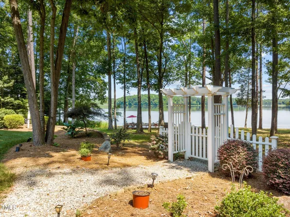 901 Edgewater Dr, Garner, NC 27529