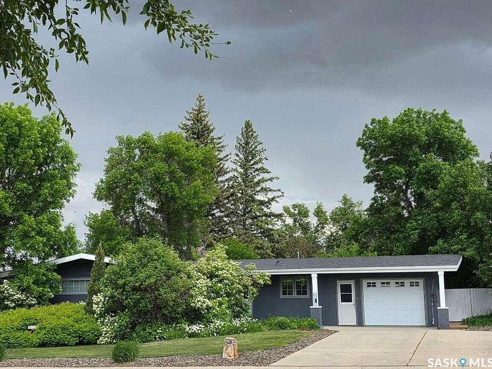 1st image of 802 2nd Street E