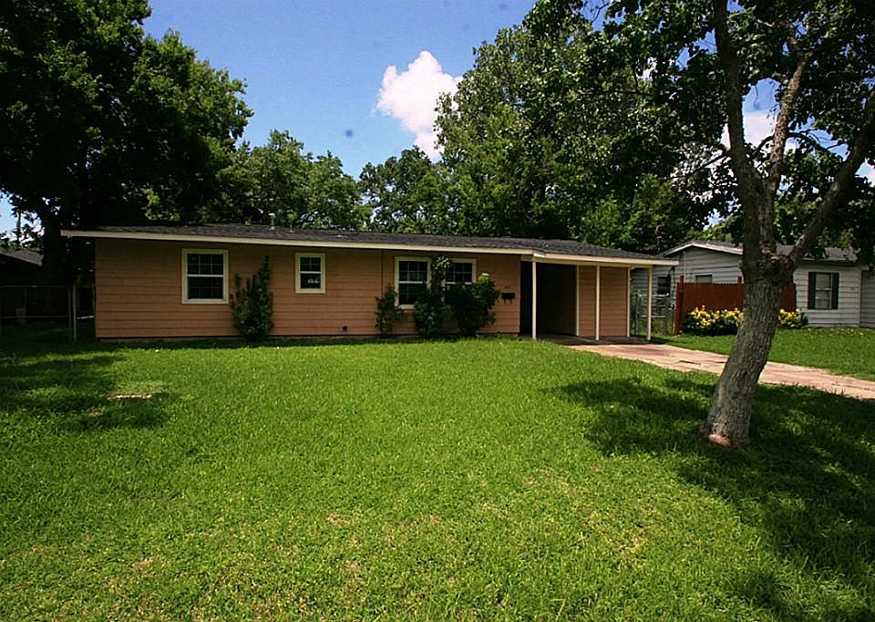 1st image of 415 Bluebonnet Dr
