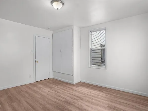 681 Rhinelander Avenue image 12 of 29