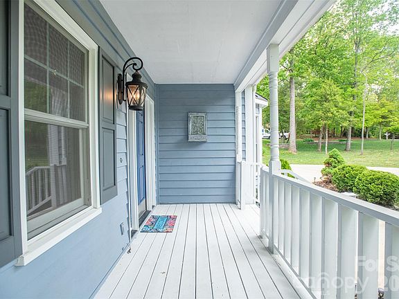 3rd image of 1002 Windsor Dr