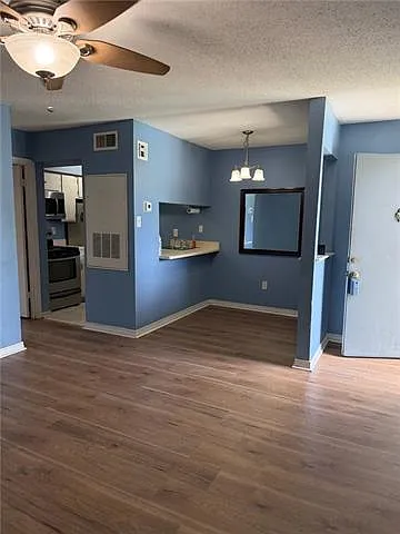 1 bed, 1.0 bath, 570 sqft, $950 — Photo 3