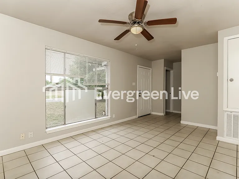 738 Sterling Dr — Photo 8