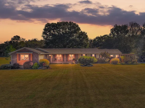 694 Meadow Dr, Chickamauga, GA 30707